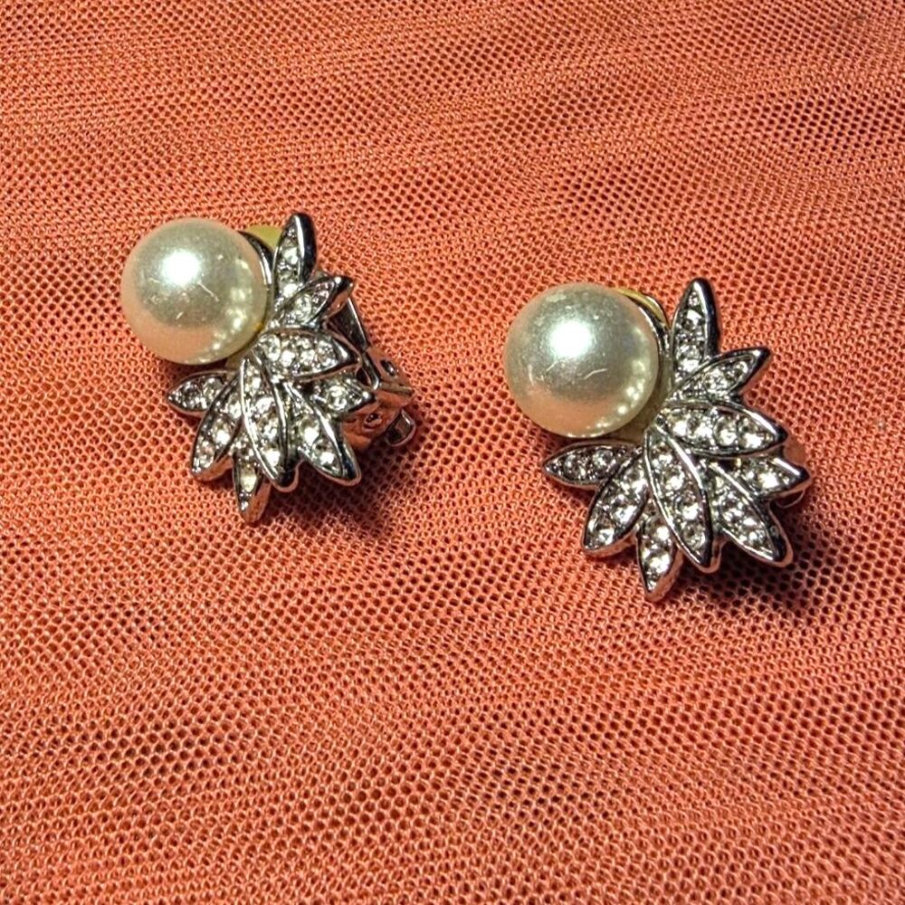 VTG Mid Century Faux Pearl Rhinestone Spray Clip Earrings Unsigned Jomaz Style
